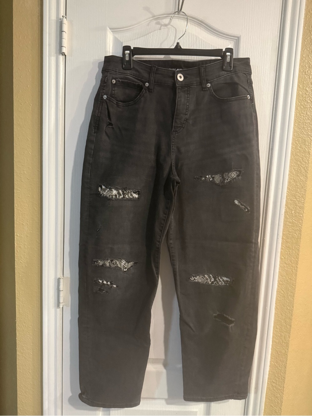 Relaxed Fit Distressed Black Women's Jeans